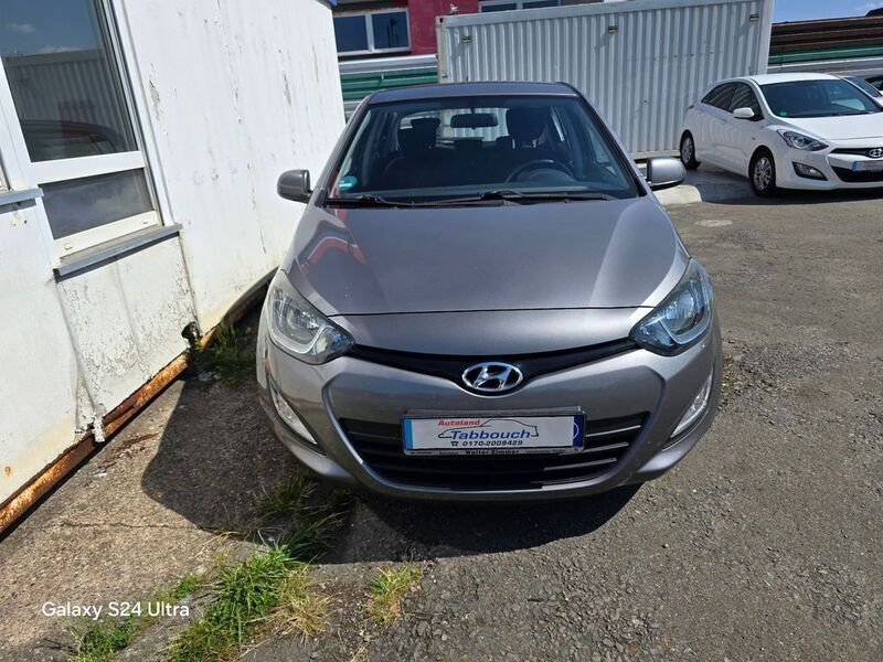 Grau Gebraucht 2014 Hyundai i20 Classic Limousine | 4.250 € (Etwas zu teuer) - Bild 1/4