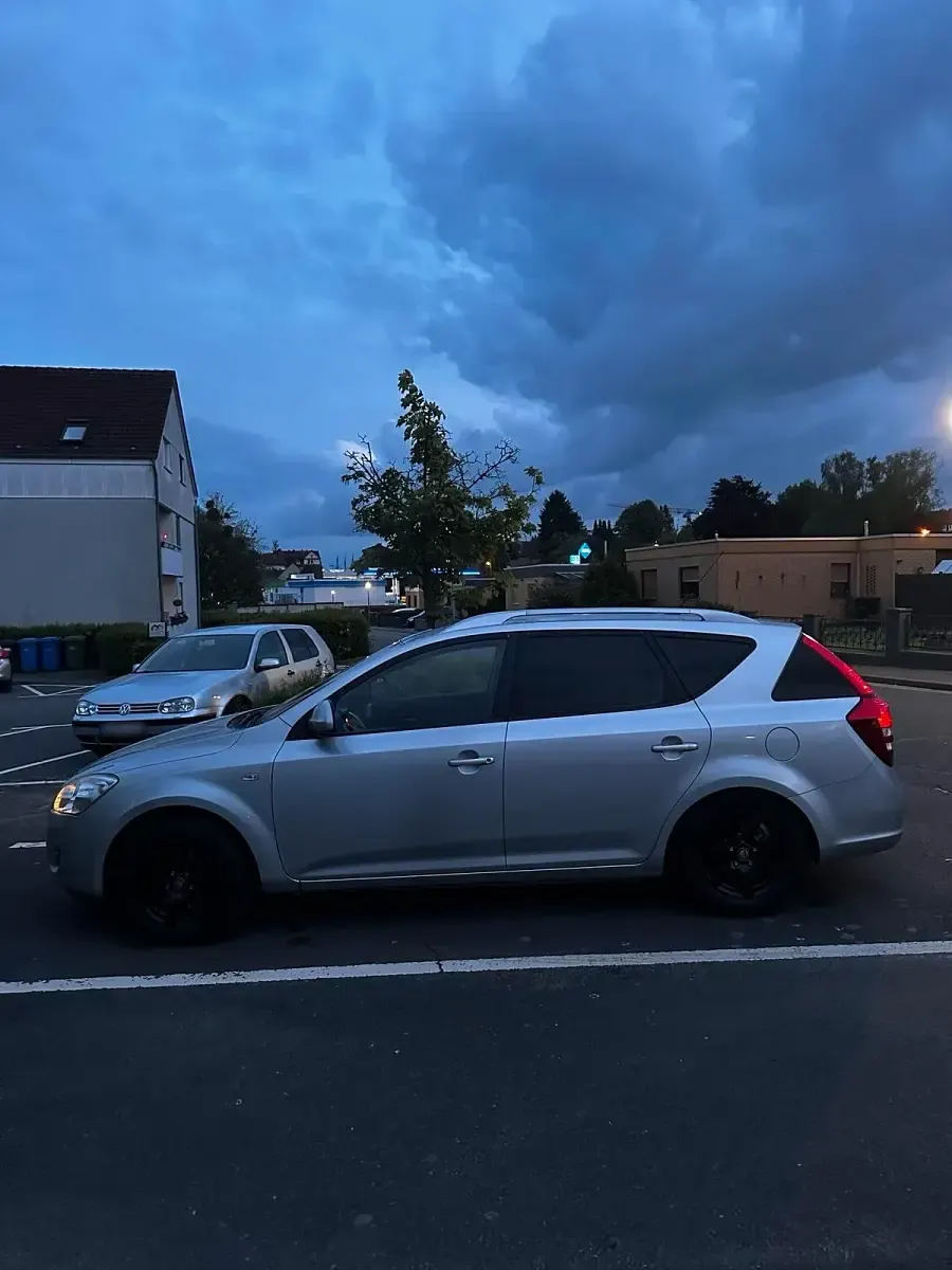 Używany Kia Ceed 109 KM (80 kW) 2009 Szary Hatchback