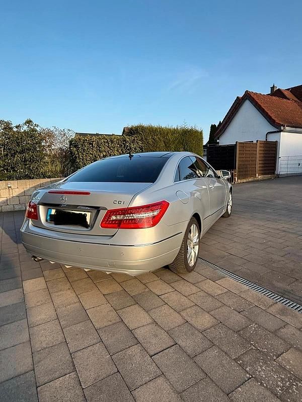 Gebraucht Mercedes E250 204 PS (150 kW) 2011 Silber Coupé