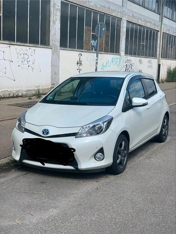 Weiß Gebraucht 2012 Toyota Yaris Hybrid Club Kleinwagen | 8.500 € (Fairer Preis) - Bild 1/4