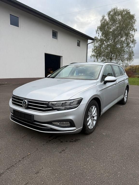 Silber Gebraucht 2020 VW Passat Business Kombi | 13.190 € (Teuer) - Bild 1/4