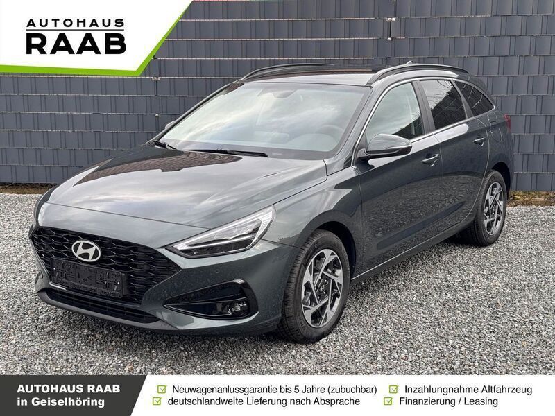 Cypress green Neu 2025 Hyundai i30 Kombi | 24.890 € (Superpreis) - Bild 1/4