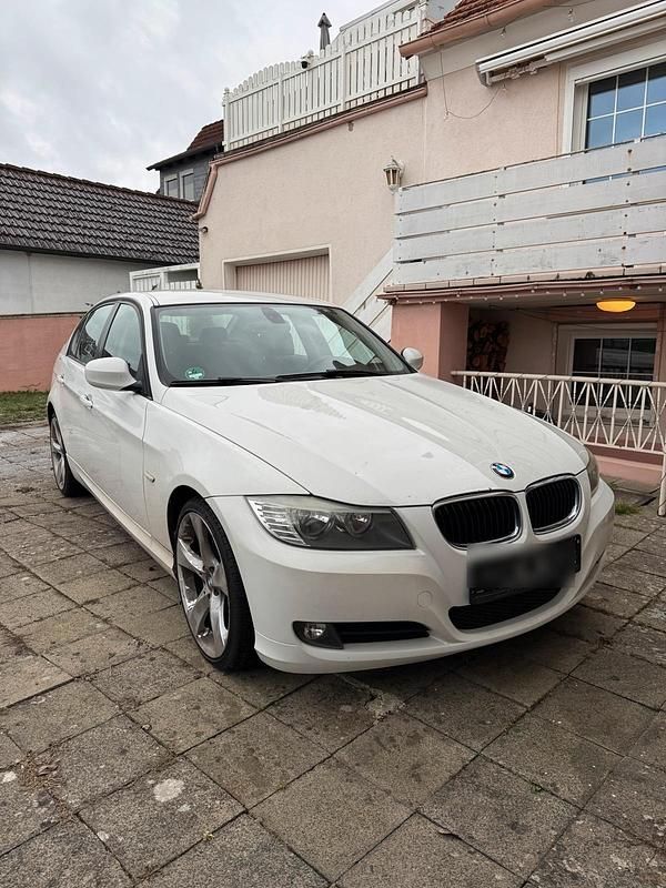 Weiß Gebraucht 2011 BMW 316 Limousine | 1.700 € - Bild 1/4