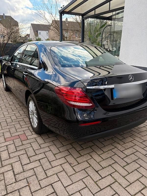 Gebraucht Mercedes E220 194 PS (142 kW) 2017 Schwarz Limousine