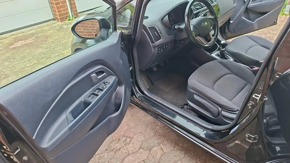 Używany Kia Rio 84 KM (61 kW) 2016 Czarny Hatchback