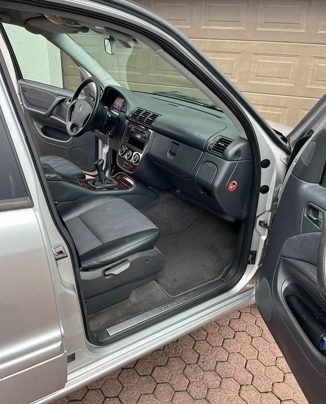 Gebraucht Mercedes ML270 163 PS (119 kW) 2002 Silber SUV