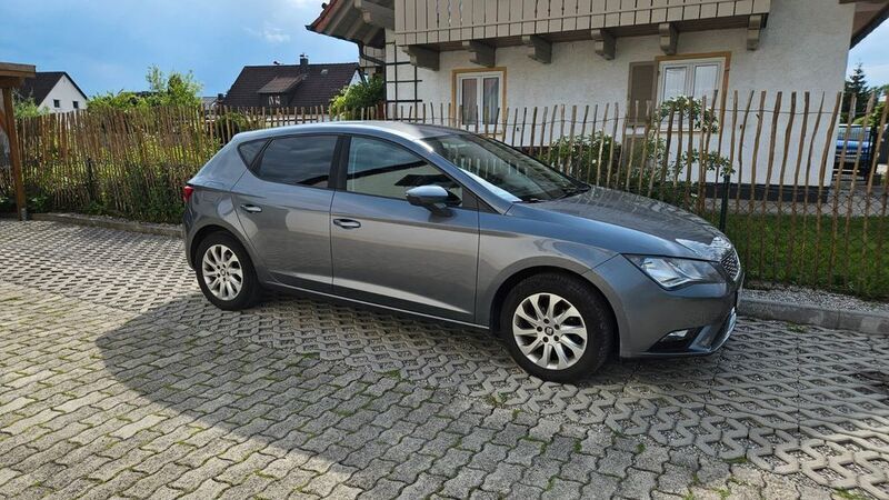 Grau Gebraucht 2015 Seat Leon Style Limousine | 7.900 € (Fairer Preis) - Bild 1/4