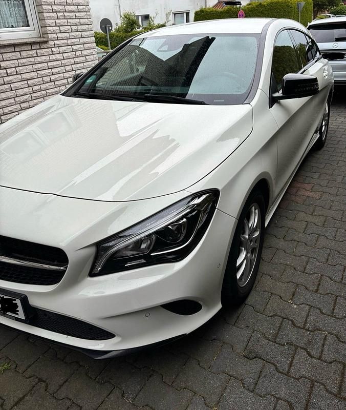 Weiß Gebraucht 2017 Mercedes CLA180 Shooting Brake Kombi | 13.700 € (Fairer Preis) - Bild 1/4