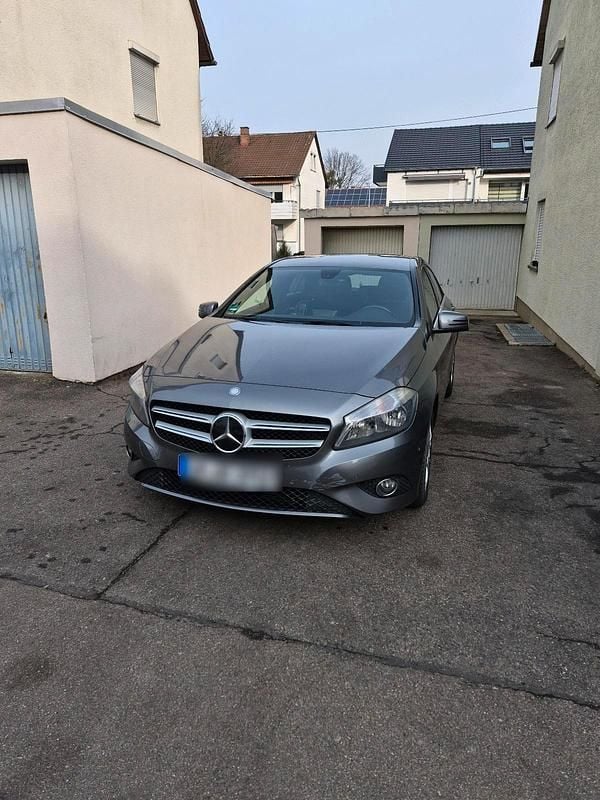 Grau Gebraucht 2012 Mercedes A180 Limousine | 10.500 € (Guter Preis) - Bild 1/4