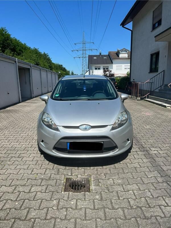 Silber Gebraucht 2010 Ford Fiesta Kleinwagen | 2.800 € - Bild 1/4