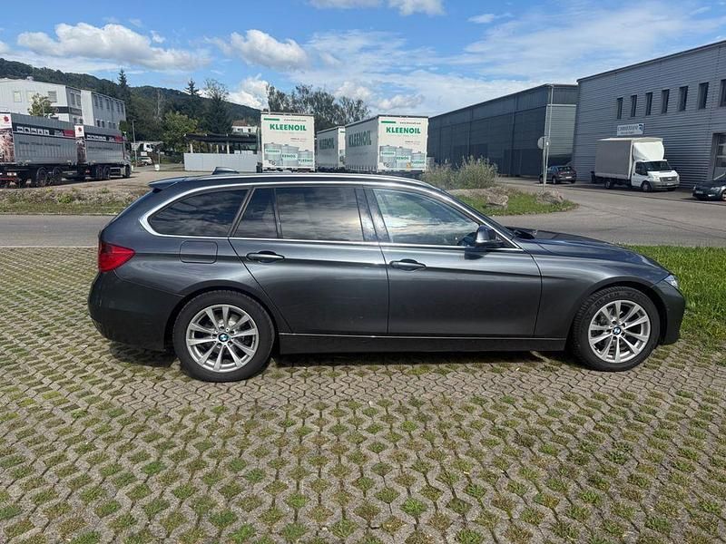 Grau Gebraucht 2013 BMW 320 Luxury Line Kombi | 17.000 € (Teuer) - Bild 1/4