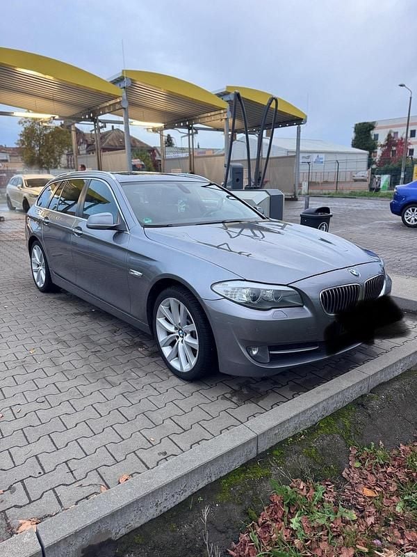 Grau Gebraucht 2011 BMW 520 Kombi | 6.500 € - Bild 1/4