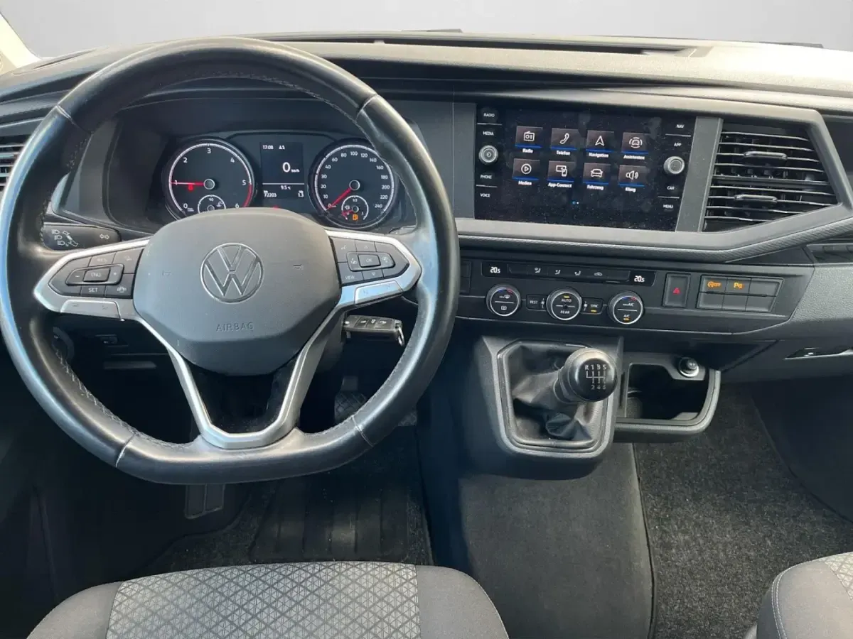 Gebraucht VW Multivan Trendline 150 PS (110 kW) 2022 Pure grey Van / Kleinbus