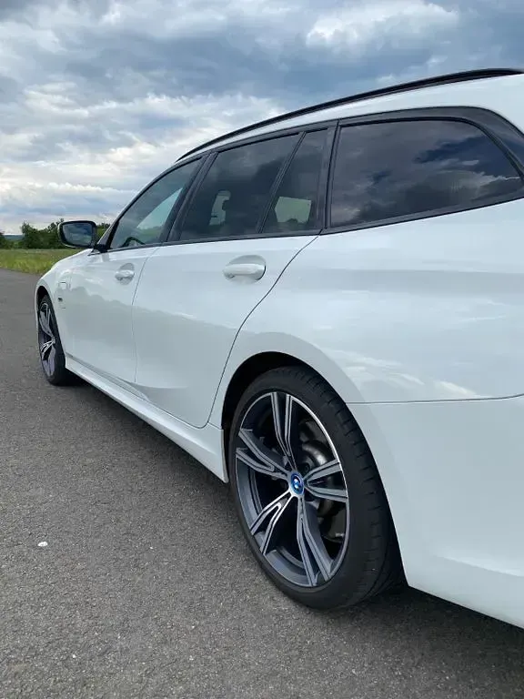 Gebraucht BMW 330e Performance 292 PS (214 kW) 2022 Weiß Kombi