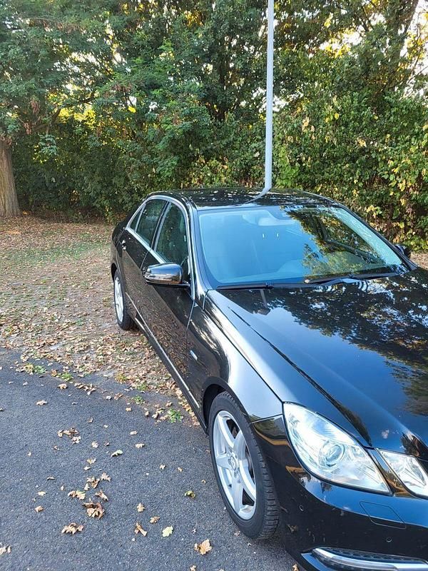 Gebraucht Mercedes E200 Avantgarde 184 PS (135 kW) 2011 Schwarz Limousine