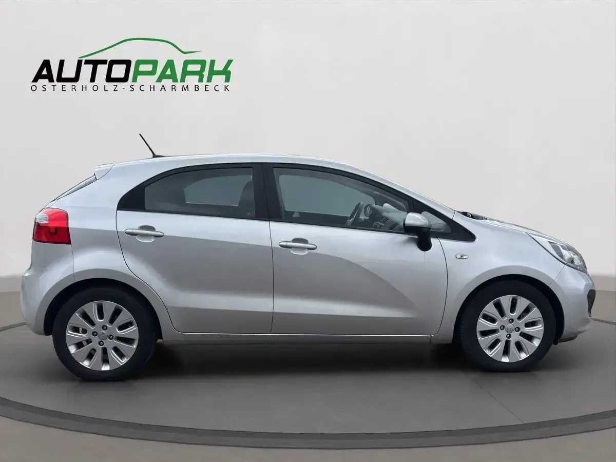 Gebraucht Kia Rio Edition 7 86 PS (63 kW) 2013 Silber Limousine