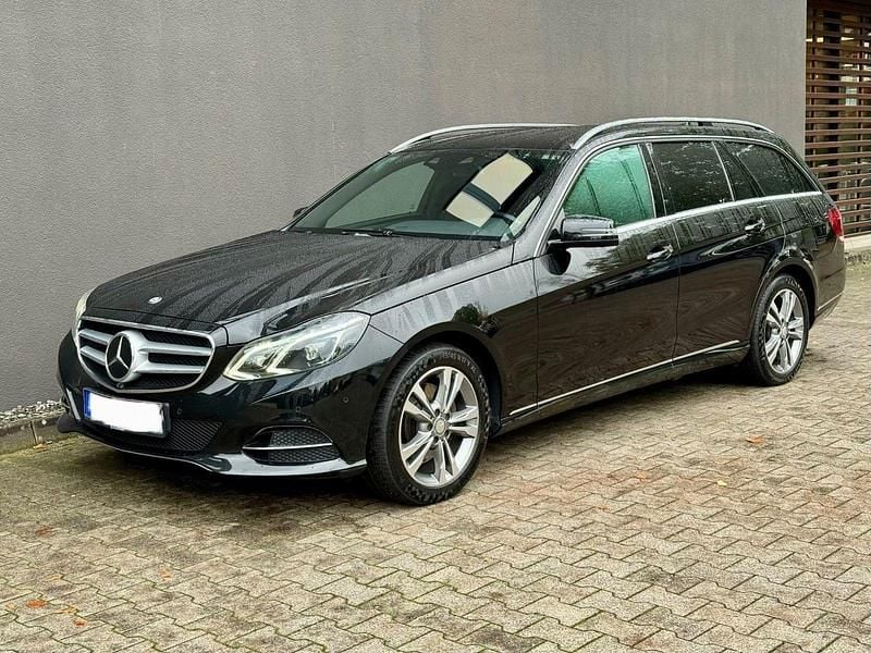 Schwarz Gebraucht 2013 Mercedes E250 Avantgarde Kombi | 15.900 € (Fairer Preis) - Bild 1/4
