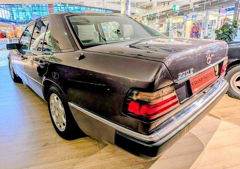 Second-hand Mercedes E230 132 CP (97 kW) 1992 Berlinǎ