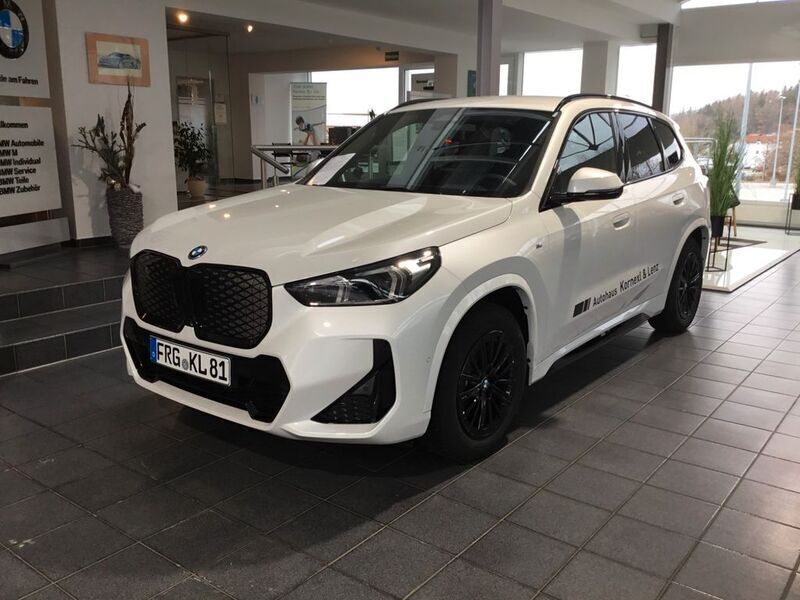 Weiß Gebraucht 2023 BMW iX1 M Sport SUV | 45.250 € (Teuer) - Bild 1/4