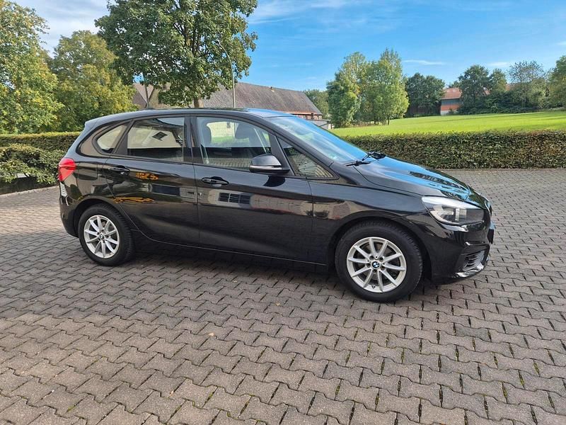 Schwarz Gebraucht 2017 BMW 218 Active Tourer Van / Kleinbus | 13.900 € (Guter Preis) - Bild 1/4