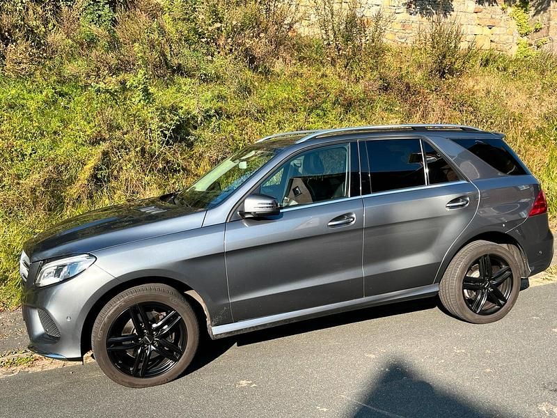 Grau Gebraucht 2017 Mercedes GLE250 AMG SUV | 30.800 € (Fairer Preis) - Bild 1/4