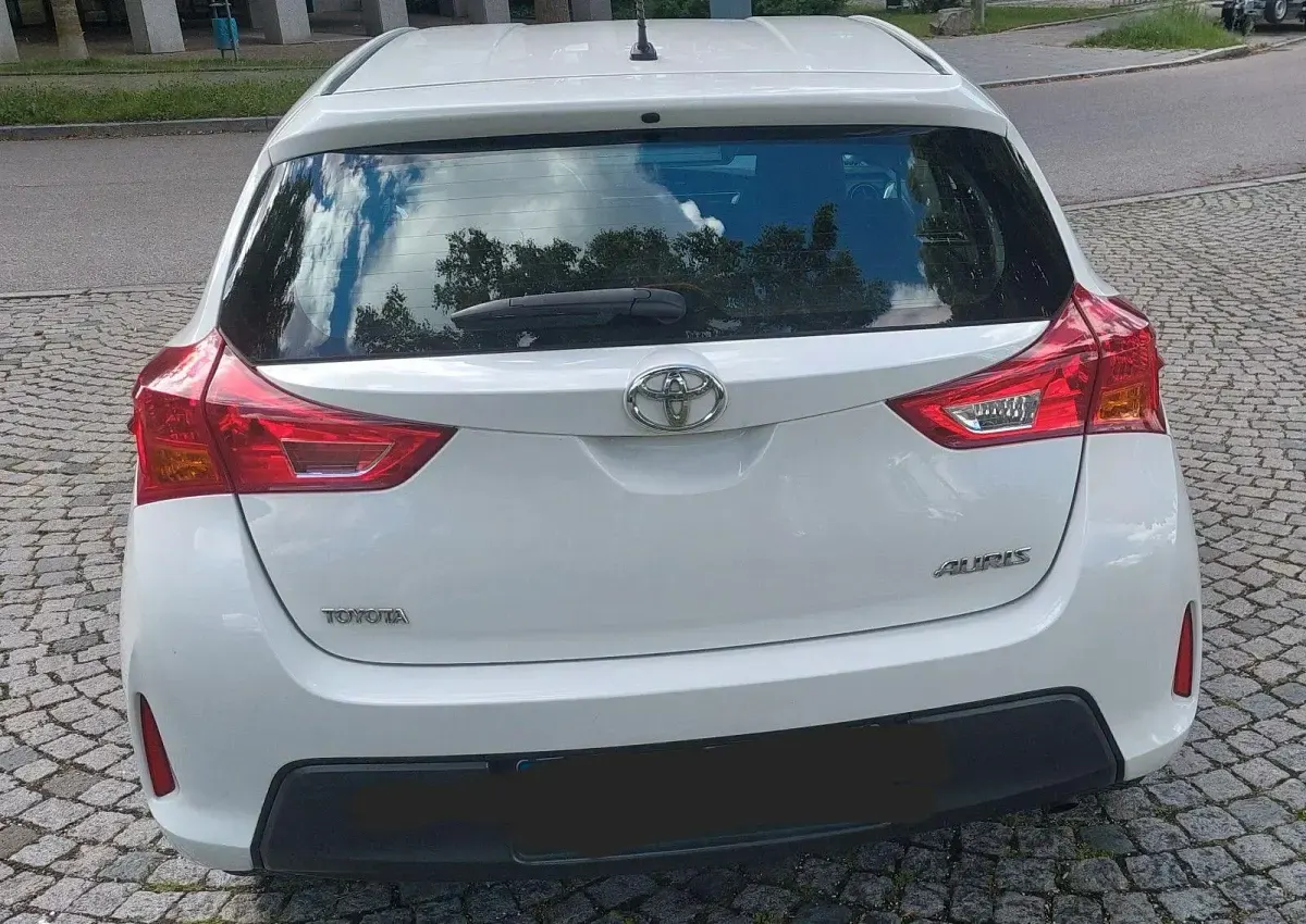 Gebraucht Toyota Auris Edition 99 PS (72 kW) 2015 Weiß Limousine