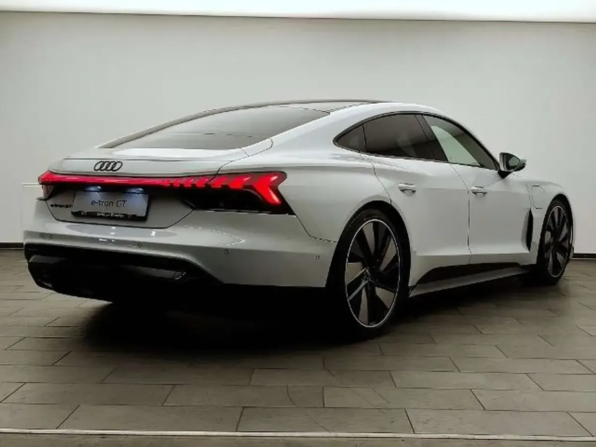 Gebraucht Audi e-tron GT quattro Sport 350 kW (476 PS) 2024 Suzukagrau metallic Limousine