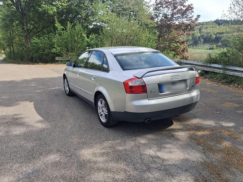 Second-hand Audi A4 2001 Argintiu Berlinǎ