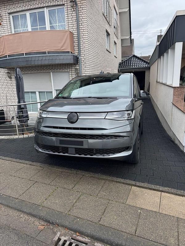 Gebraucht VW Multivan Edition 150 PS (110 kW) 2024 Grau Van