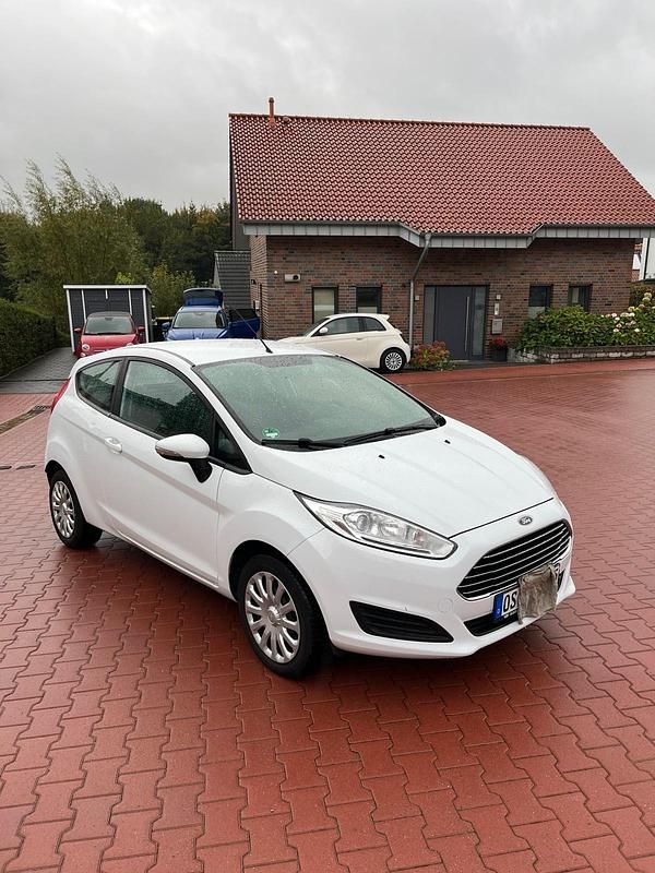 Weiß Gebraucht 2014 Ford Fiesta Kleinwagen | 4.350 € (Fairer Preis) - Bild 1/4