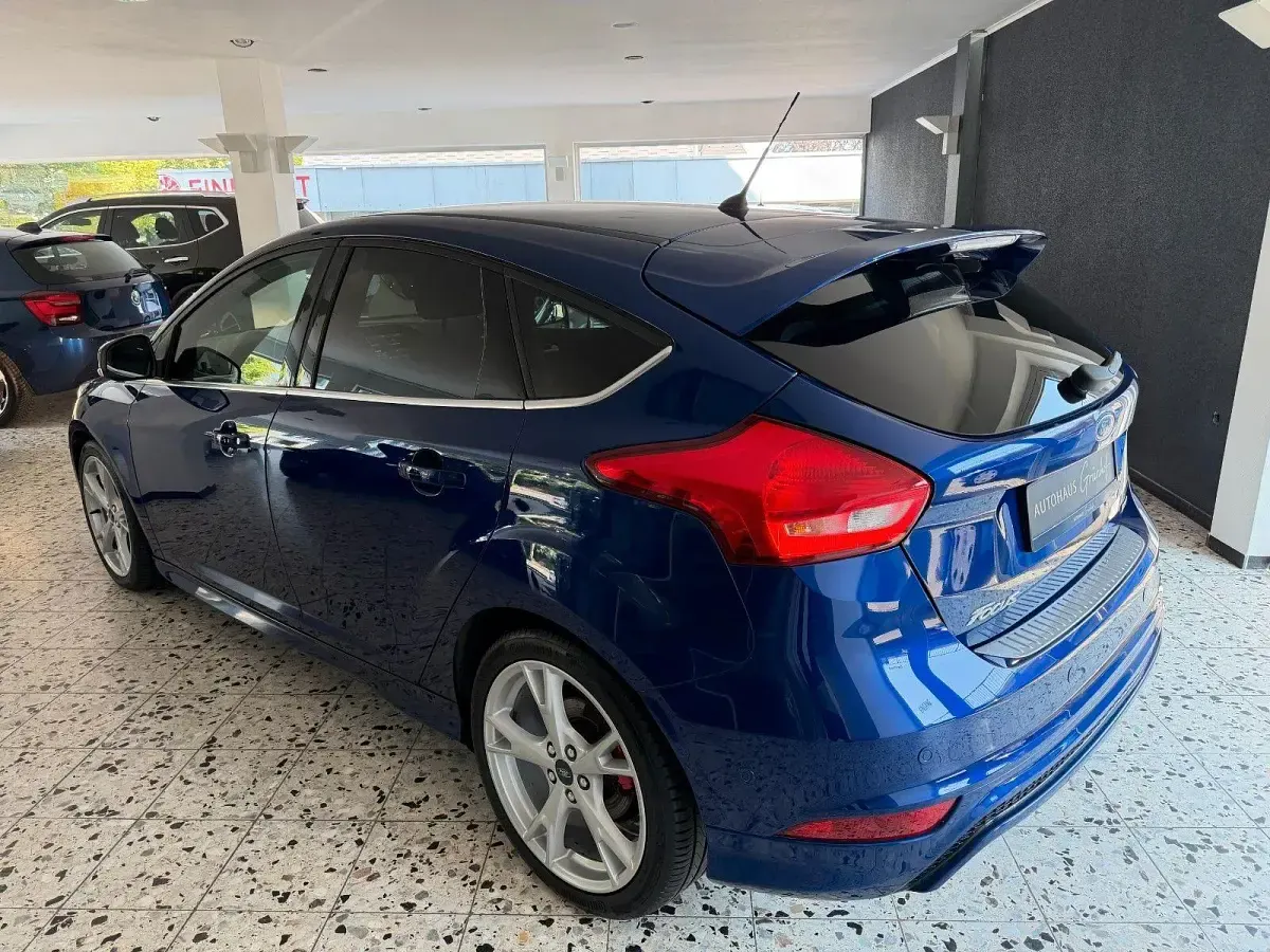 Gebraucht Ford Focus Titanium 182 PS (133 kW) 2016 Blau Limousine
