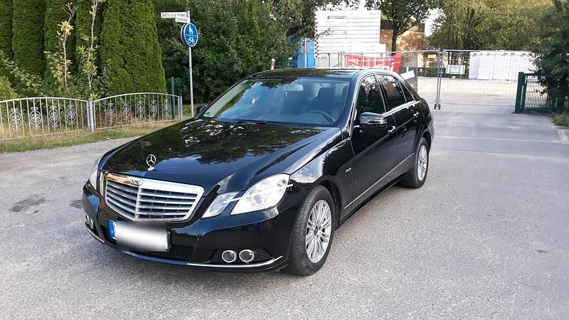 Schwarz Gebraucht 2025 Mercedes E220 Limousine | 8.000 € - Bild 1/4