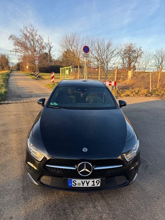 Schwarz Gebraucht 2020 Mercedes A200 Limousine | 14.900 € (Fairer Preis) - Bild 1/4