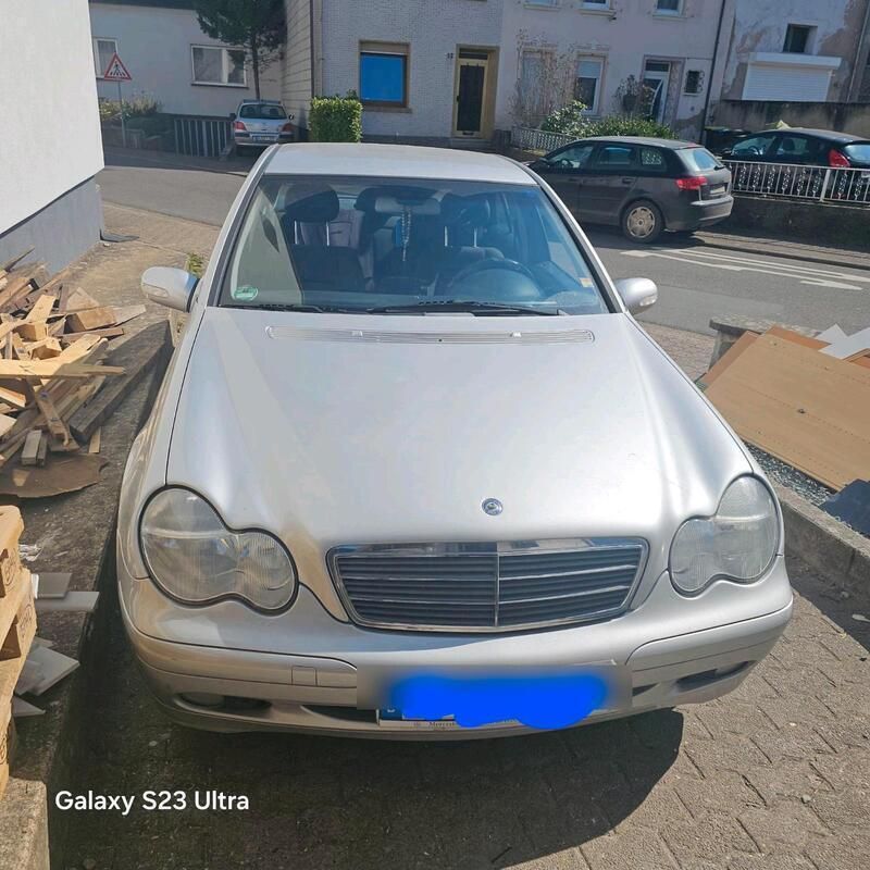 Grau Gebraucht 2003 Mercedes C220 Limousine | 3.500 € - Bild 1/4
