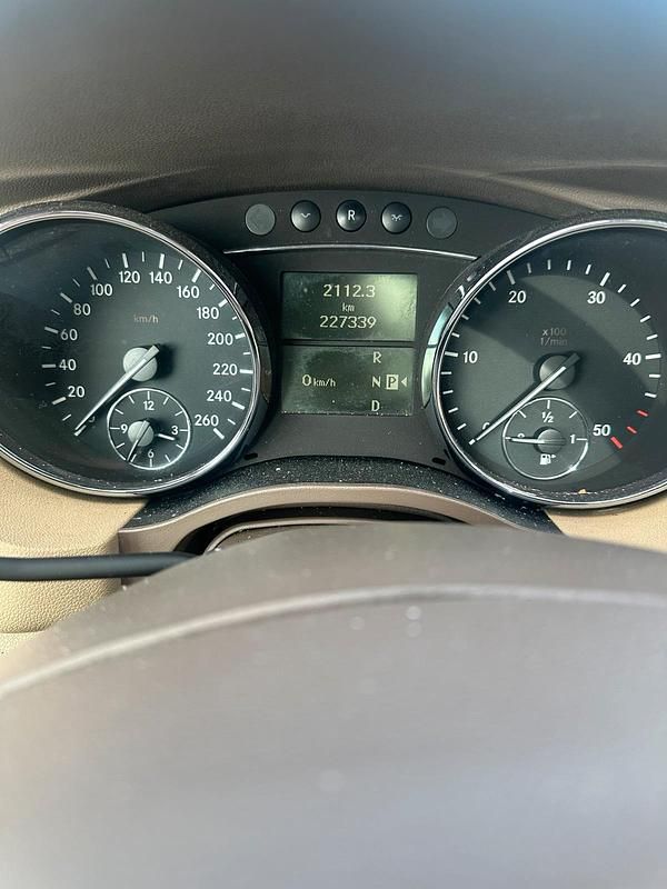 Gebraucht Mercedes R320 220 PS (161 kW) 2006 Schwarz Van / Kleinbus