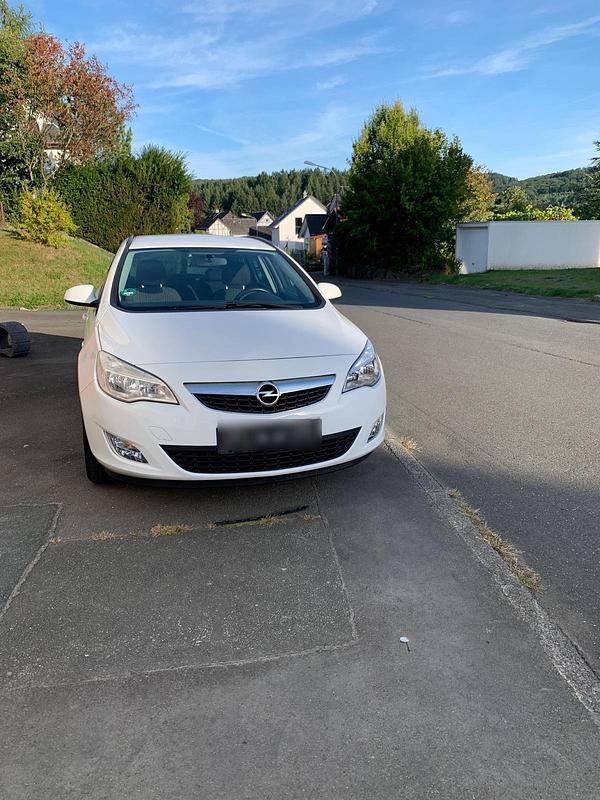 Gebraucht Opel Astra 116 PS (85 kW) 2011 Weiß Kombi