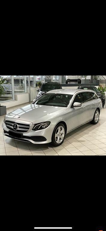 Grau Gebraucht 2017 Mercedes E220 Avantgarde Limousine | 21.900 € (Superpreis) - Bild 1/4
