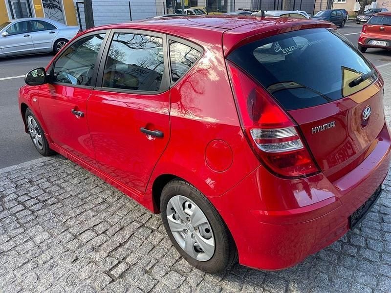 Gebraucht Hyundai i30 Edition+ 109 PS (80 kW) 2011 Rot Limousine
