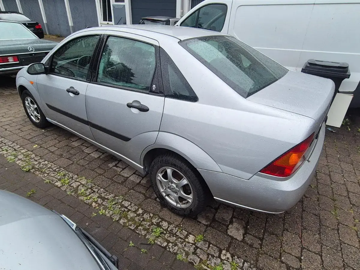 Gebraucht Ford Focus Ghia 100 PS (73 kW) 1999 Silber Limousine