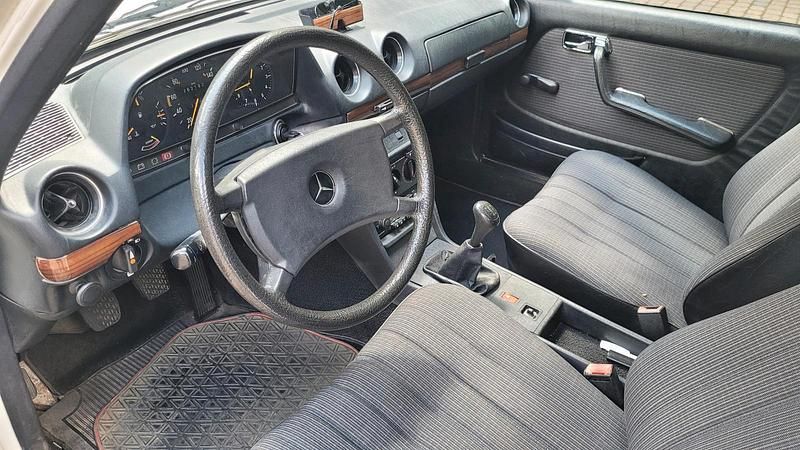 Gebraucht Mercedes 200 109 PS (80 kW) 1983 Weiß Kombi