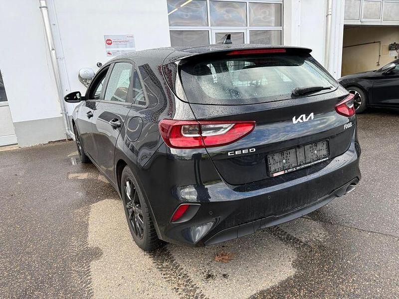 Gebraucht Kia Ceed Edition 7 101 PS (74 kW) 2022 Zilinaschwarz met. Kleinwagen