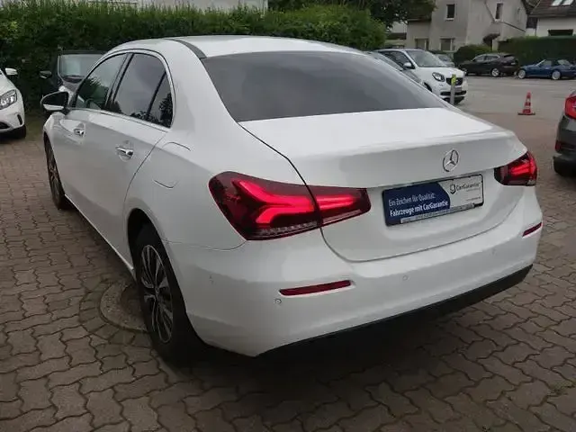 Gebraucht Mercedes A180 116 PS (85 kW) 2021 Weiß Limousine