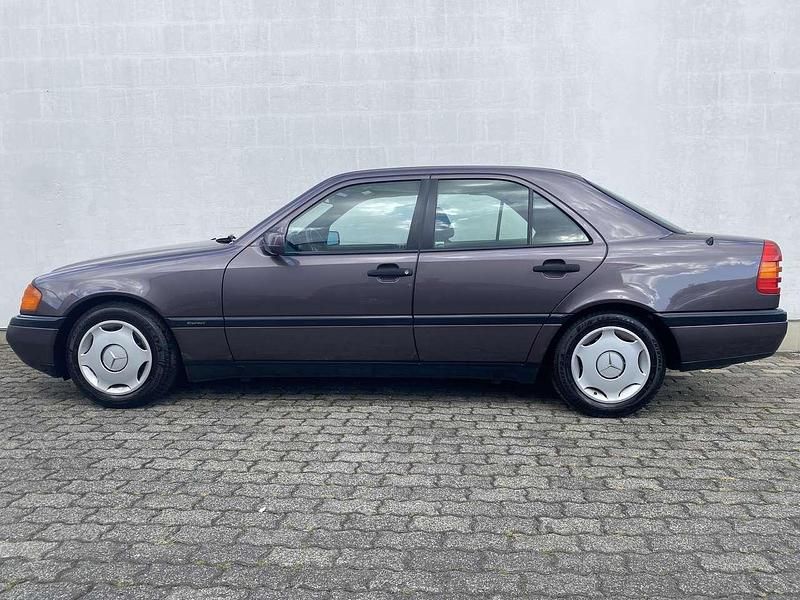 Braun Gebraucht 1994 Mercedes C180 Classic Kombi | 3.990 € - Bild 1/4