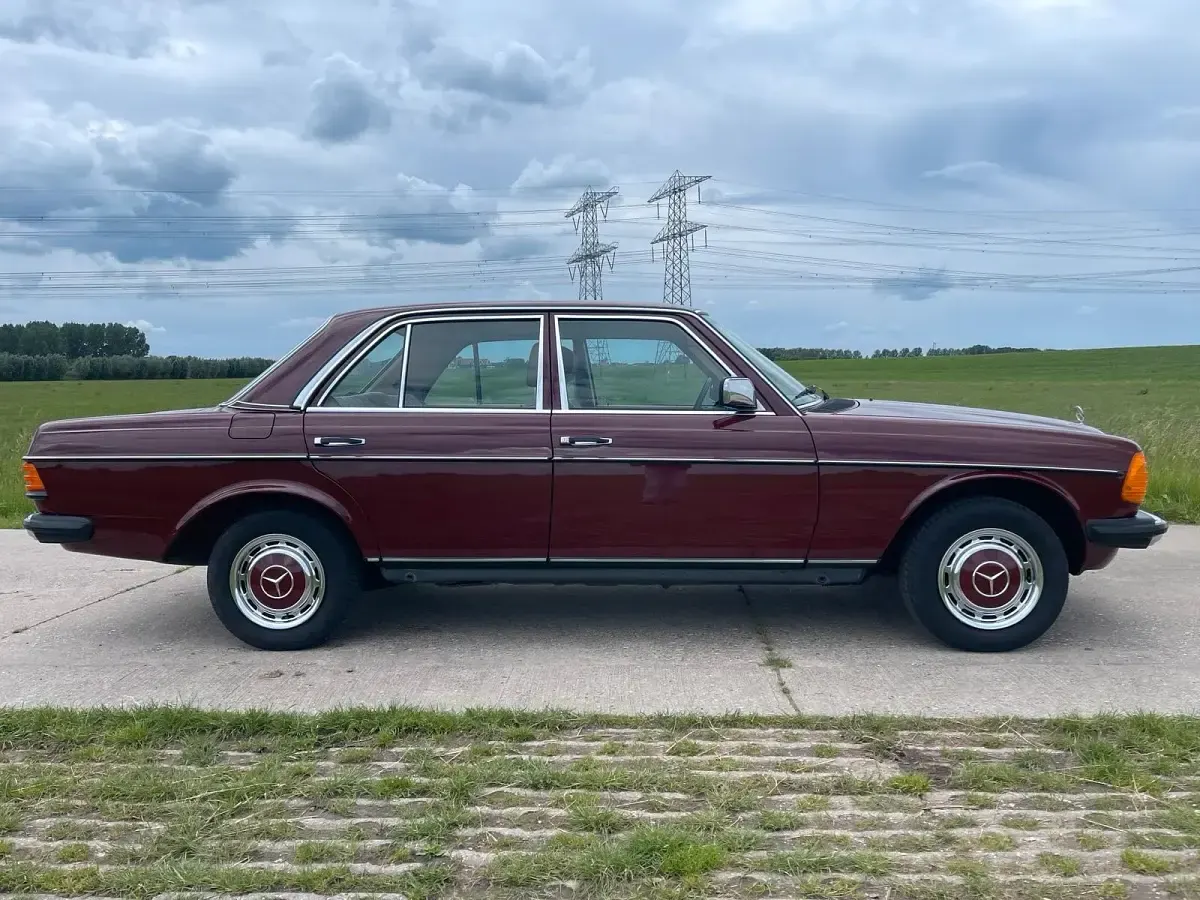 Gebraucht Mercedes E230 136 PS (100 kW) 1982 Rot Limousine