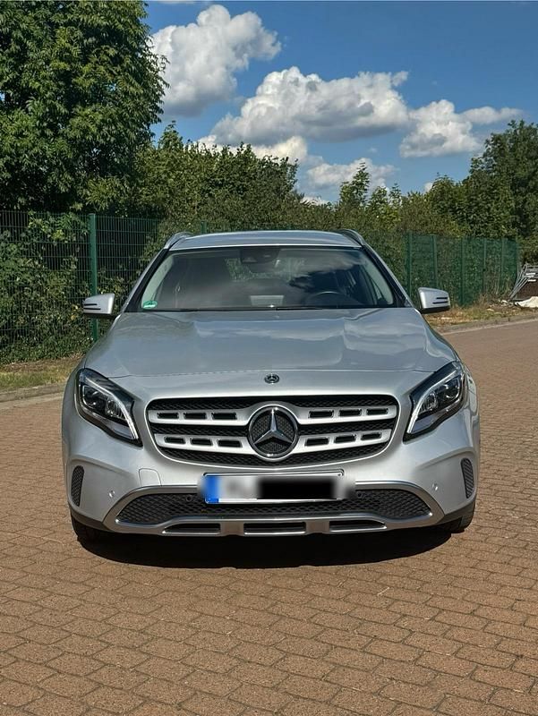 Silber Gebraucht 2019 Mercedes GLA180 Urban SUV | 19.999 € (Guter Preis) - Bild 1/4