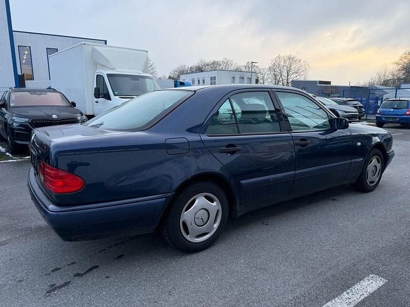 Gebraucht Mercedes E200 136 PS (100 kW) 1997 Blau Limousine