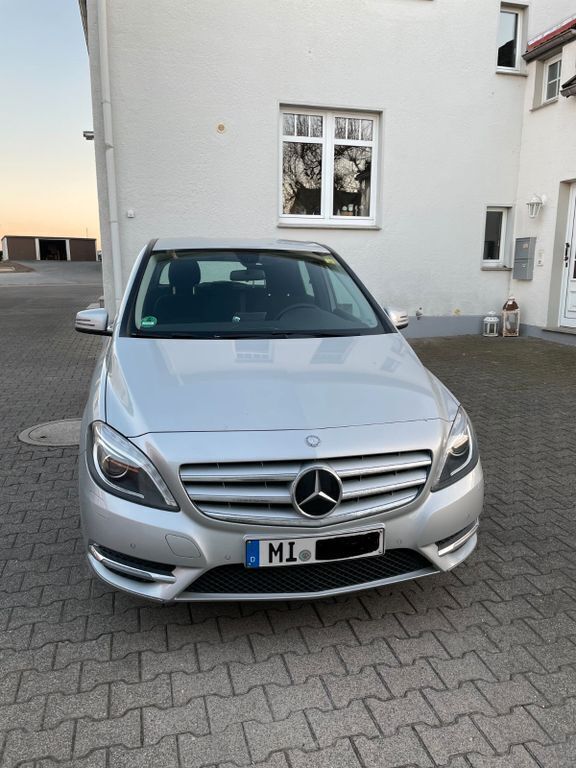 Silber Gebraucht 2014 Mercedes B180 Van / Kleinbus | 10.900 € (Superpreis) - Bild 1/4