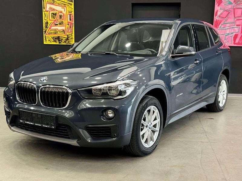 Atlantikgrau Gebraucht 2017 BMW X1 Advantage SUV | 19.450 € (Fairer Preis) - Bild 1/4