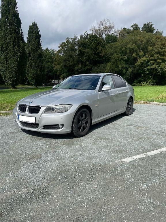 Silber Gebraucht 2010 BMW 320 Lifestyle Limousine | 7.650 € - Bild 1/4