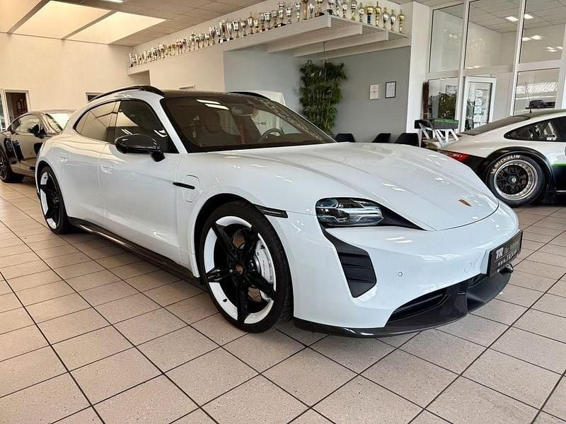 Weiß Gebraucht 2023 Porsche Taycan Sport Turismo Limousine | 89.850 € (Fairer Preis) - Bild 1/4